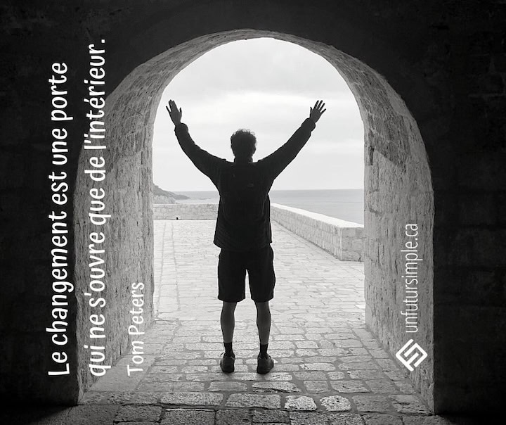 Citation de Tom Peters: Le changement est une porte qui ne s’ouvre que de l’intérieur. Homme vu de dos avec les bras en l’air dans une arche en pierres.