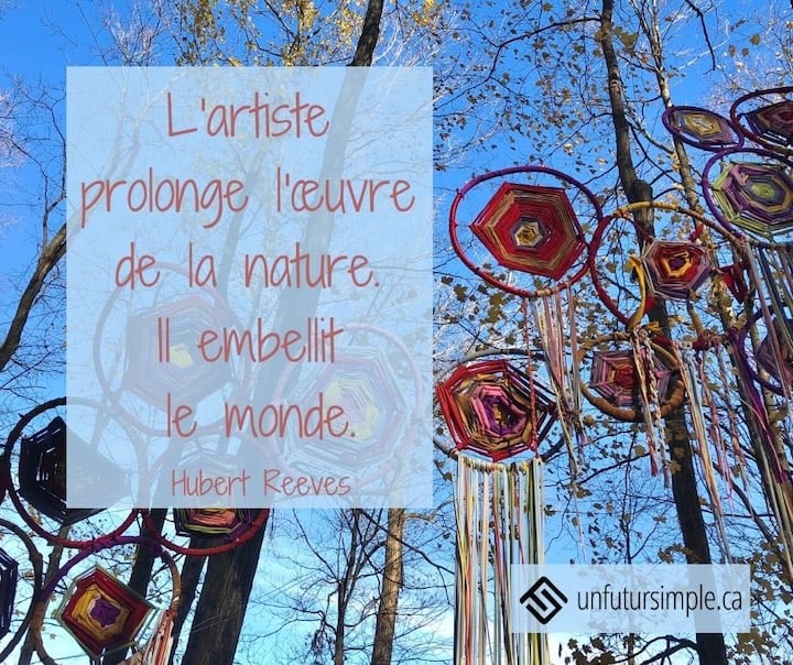 Citation de Hubert Reeves: L’artiste prolonge l’œuvre de la nature. Il embellit le monde. Cercles tissés colorés suspendus à des arbres sur un fond de ciel bleu.