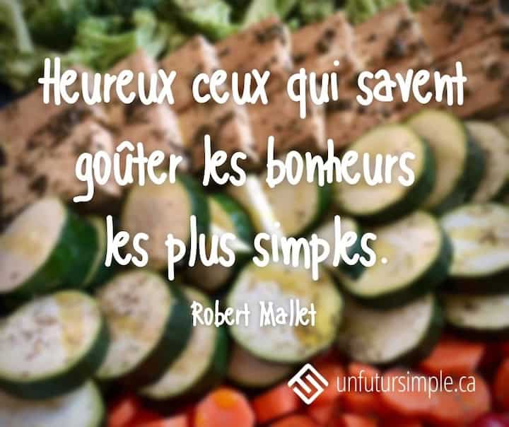 Citation de Robert Mallet: Heureux ceux qui savent goûter les bonheurs les plus simples. Gros plan sur des légumes et tofu alignés par couleur un peu flou.