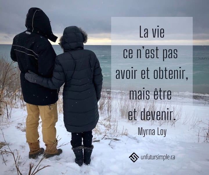 Citation de Myrna Loy: La vie ce n’est pas avoir et obtenir mais être et devenir. Homme et femme vus de dos regardant le lac Ontario alors qu’il neige.