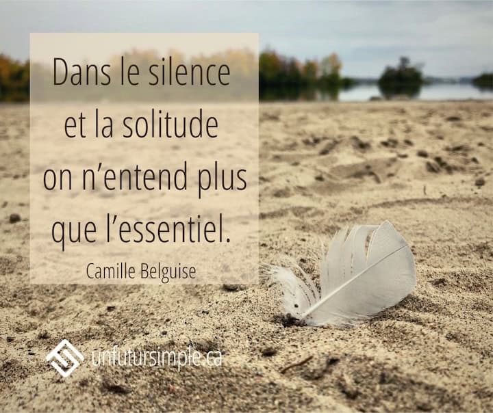 Citation de Camille Belguise: Dans le silence et la solitude on n’entend plus que l’essentiel. Plume de mouette dans le sable avec rivière en arrière-plan.