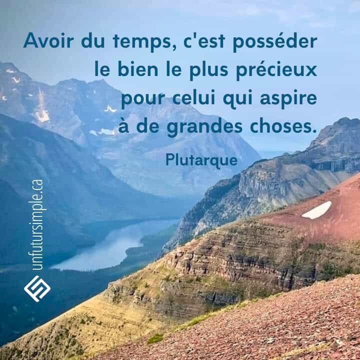 Citation sur le temps de Plutarque: Avoir du temps, c'est posséder le bien le plus précieux pour celui qui aspire à de grandes choses. Vue sur une rivière dans la vallée avec montagnes.