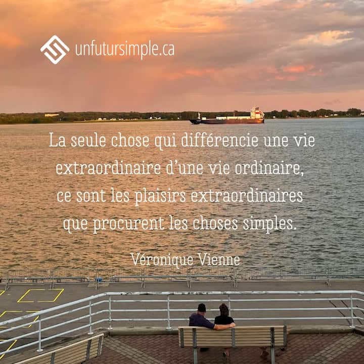 Citation de Véronique Vienne : La seule chose qui différencie une vie extraordinaire d’une vie ordinaire, ce sont les plaisirs extraordinaires que procurent les choses simples. Couple sur un banc qui regarde un bateau passer sur le fleuve St-Laurent.