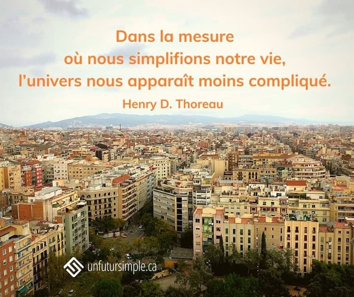 Citation de Henry D Thoreau: Dans la mesure où nous simplifions notre vie, l'univers nous apparaît moins compliqué. Vue de Barcelone à partir de la Sagrada Familia.