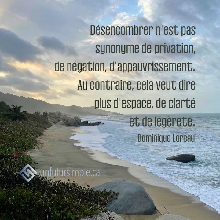 Citation de Dominique Loreau: Désencombrer n'est pas synonyme de privation, de négation, d'appauvrissement. Au contraire, cela veut dire plus d'espace, de clarté et de légèreté. Vagues sur une plage avec rochers