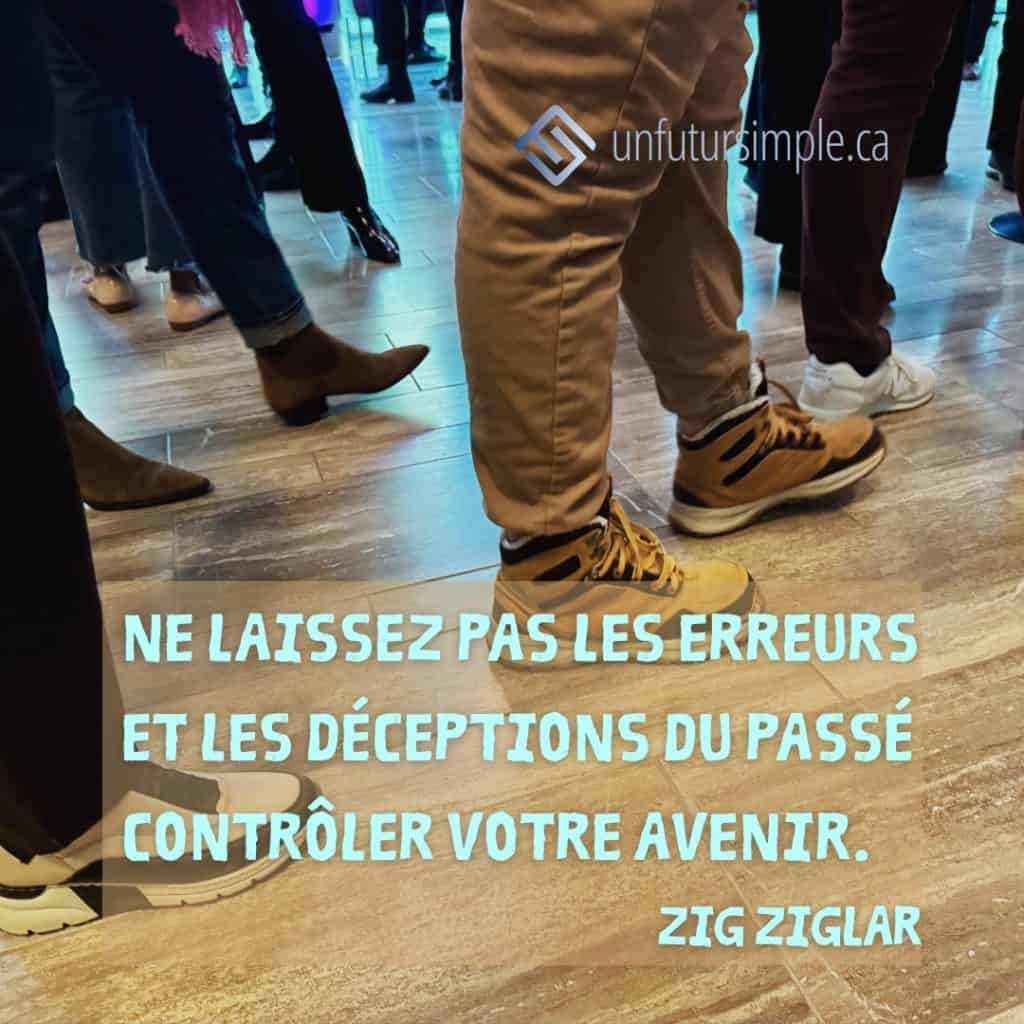 Citation de Zig Ziglar: Ne laissez pas les erreurs et les déceptions du passé contrôler votre avenir. Bas de jambes et souliers de personnes en ligne sur un plancher de bois.