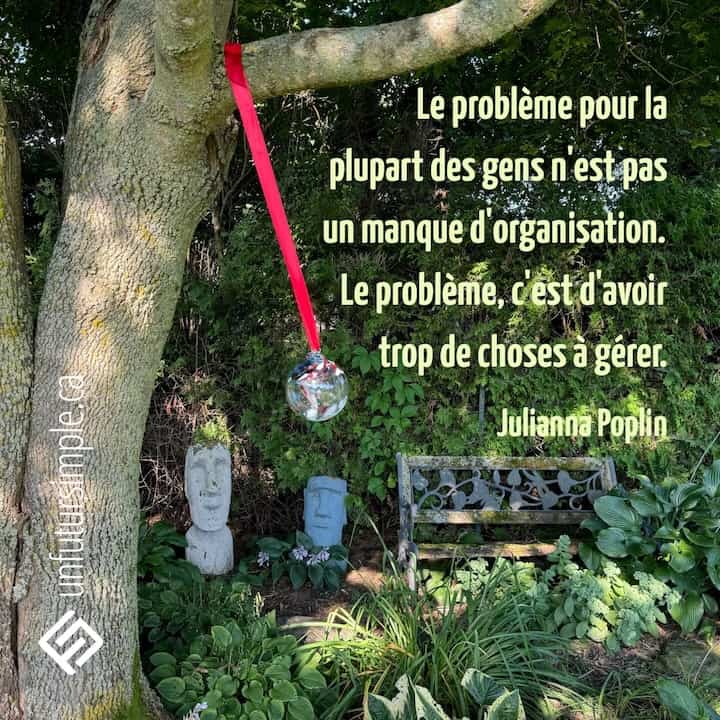 Citation de Julianna Poplin : Le problème pour la plupart des gens n'est pas un manque d'organisation. Le problème, c'est d'avoir trop de choses à gérer. Boule de verre suspendu en diagonale dans un jardin de hostas